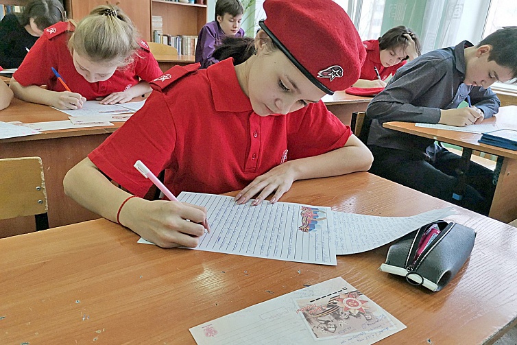 Российские школьники и студенты могут принять участие в военно-патриотической акции «Письмо солдату».